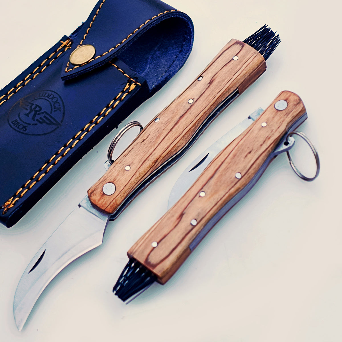 Foraging Mushroom Knife – Curved Blade with Cleaning Brush