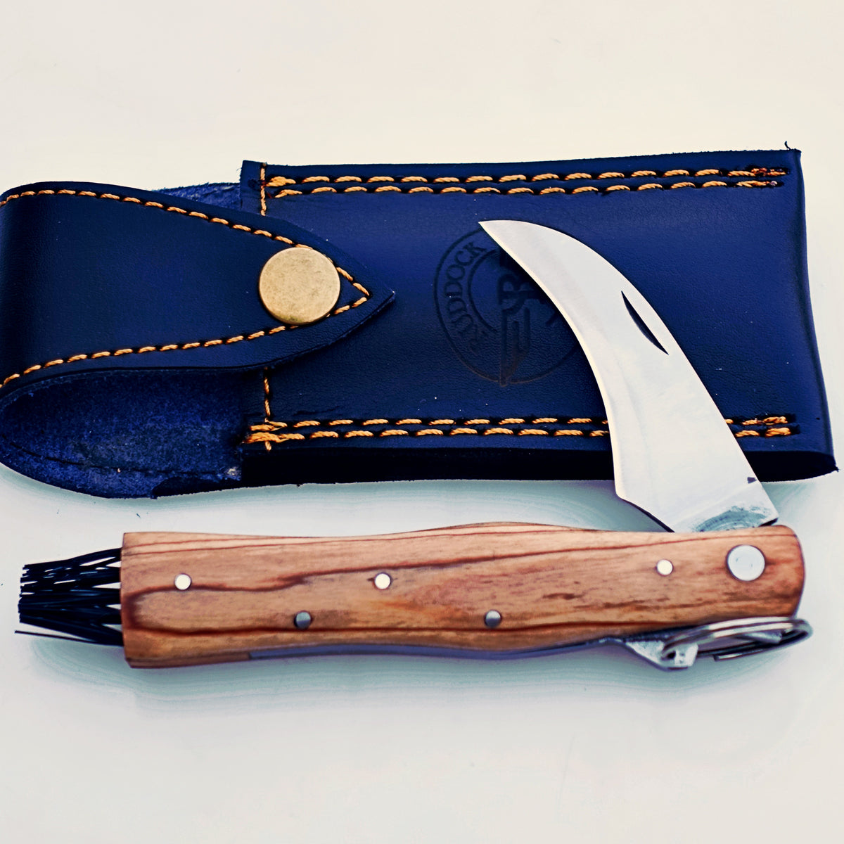 Foraging Mushroom Knife – Curved Blade with Cleaning Brush