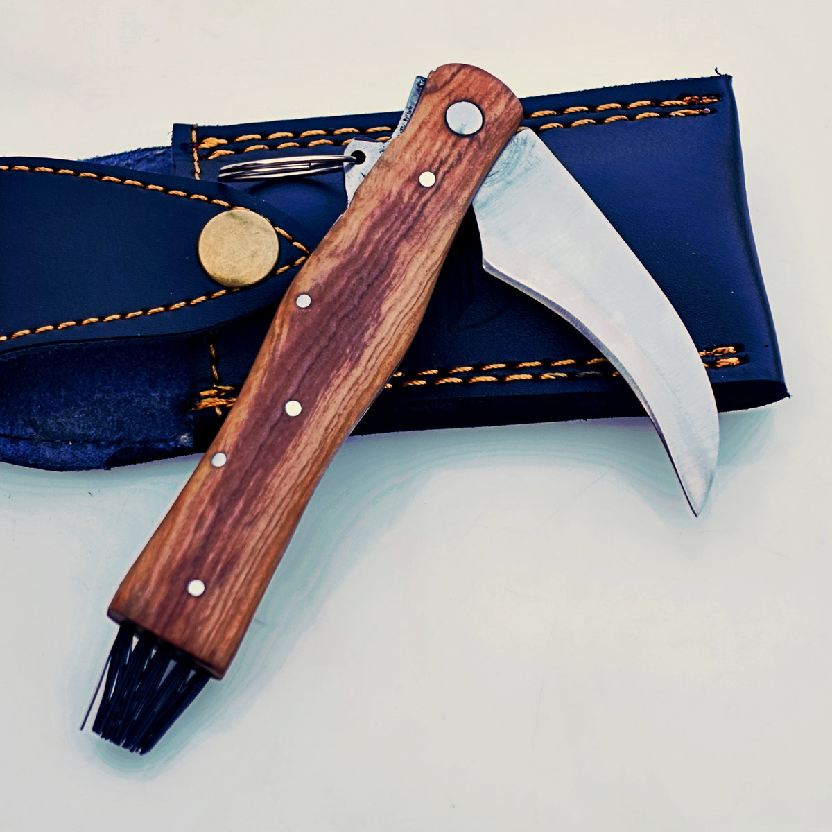 Foraging Mushroom Knife – Curved Blade with Cleaning Brush