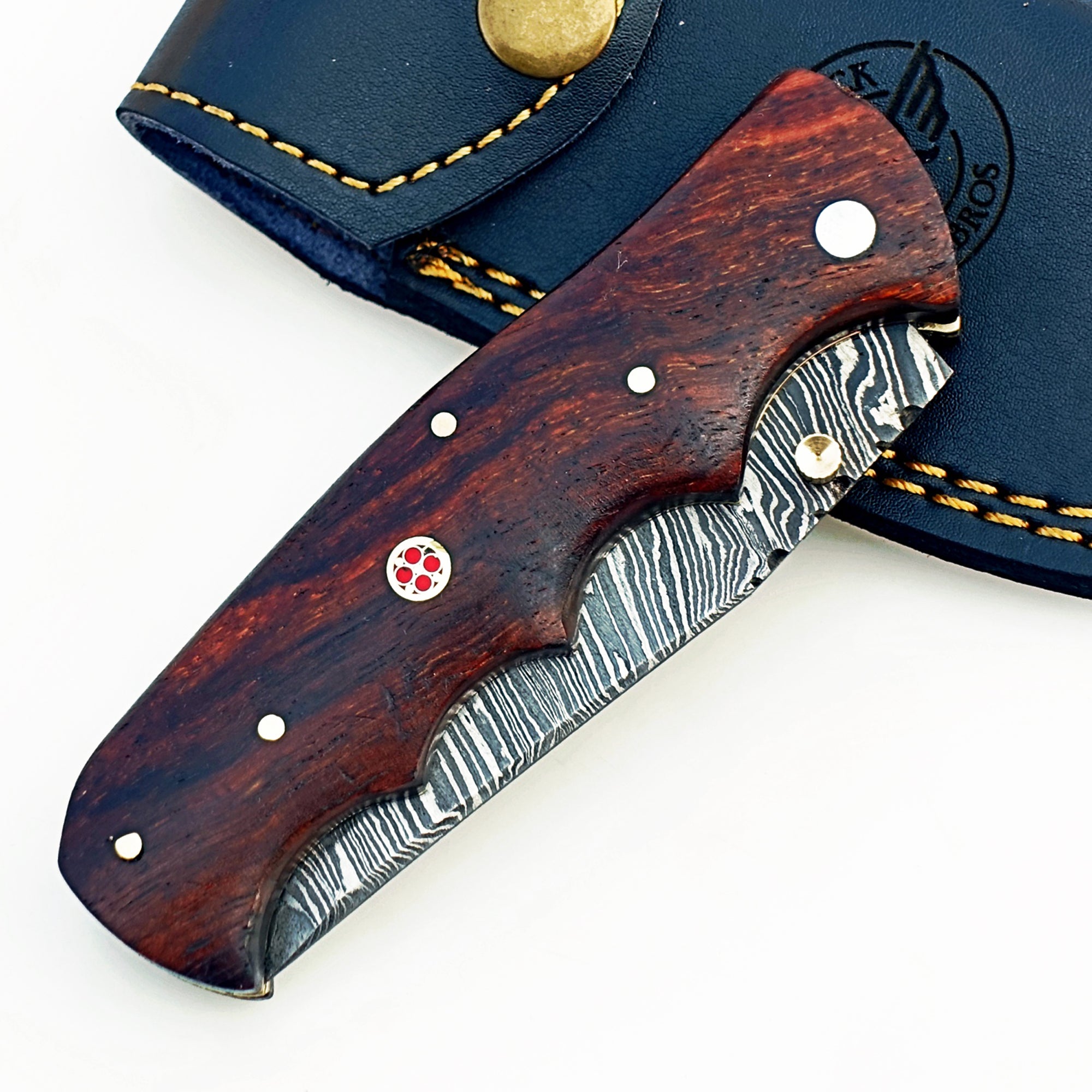 Damascus Steel Folding Knife – Ergonomic Grip & Strong Build