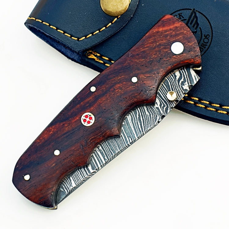 Damascus Steel Folding Knife – Ergonomic Grip & Strong Build
